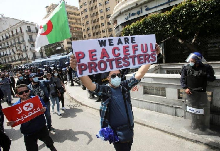 Algeria: decision about the devaluation of the dinar and new restrictions on demonstration to increase protests