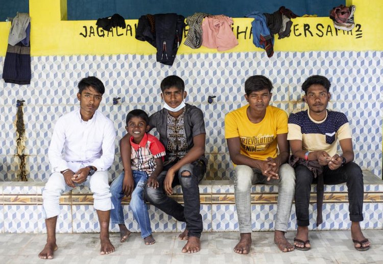 Over 100 Rohingya refugees arrived on the beach in Aceh Indonesia