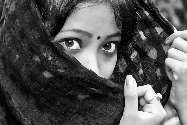 Bangladeshi women harassed by cop for wearing Bindi
