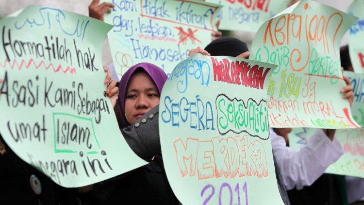New Malaysian laws punish Muslim women for out-of-wedlock pregnancies and for wearing men's clothes