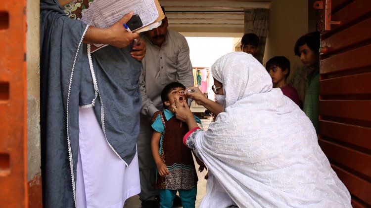 Polio vaccination campaigns set out to eradicate polio in Pakistan