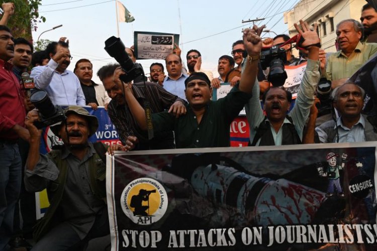 Concern over charges against journalists and political commentators in Pakistan
