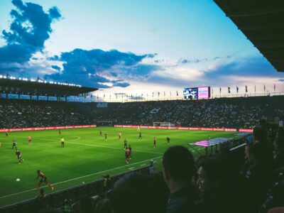 Photo Source: Fancy Crave via Unsplash, 2015/June. https://unsplash.com/pt-br/fotografias/pessoas-assistindo-arena-de-futebol-qowyMze7jqg