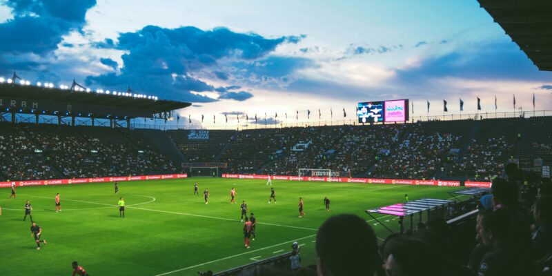 Photo Source: Fancy Crave via Unsplash, 2015/June. https://unsplash.com/pt-br/fotografias/pessoas-assistindo-arena-de-futebol-qowyMze7jqg